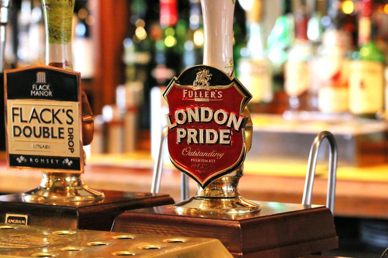 רומזי Cromwell Arms Country Pub With Rooms מראה חיצוני תמונה